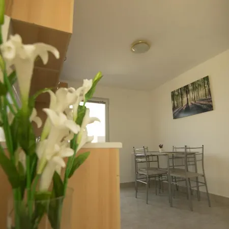Kula Sabunike 公寓 *
